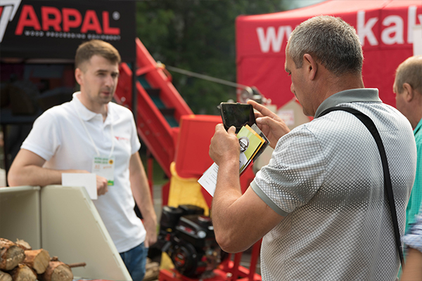 Odwiedzający stoisko Arpal na wystawie AGRO-2019