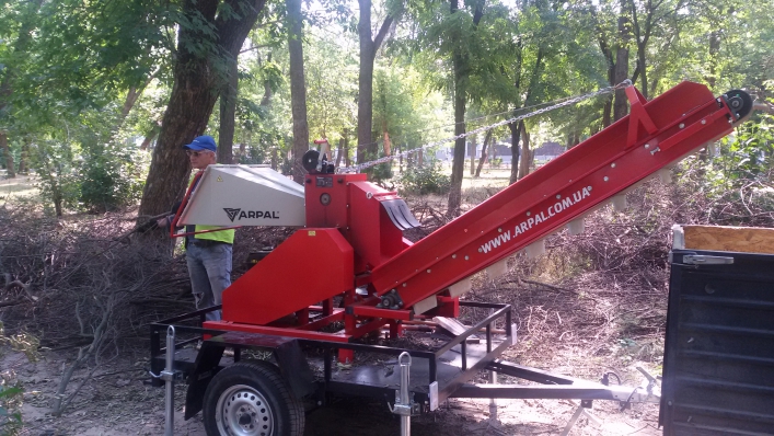 Chopper AM-120BD-K works in the city park of Melitopol