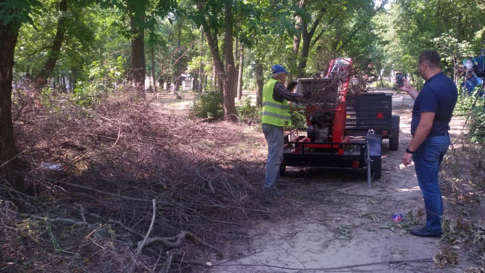 Подрібнювач гілок АМ-120БД-К працює у міському парку Мелітополя 3