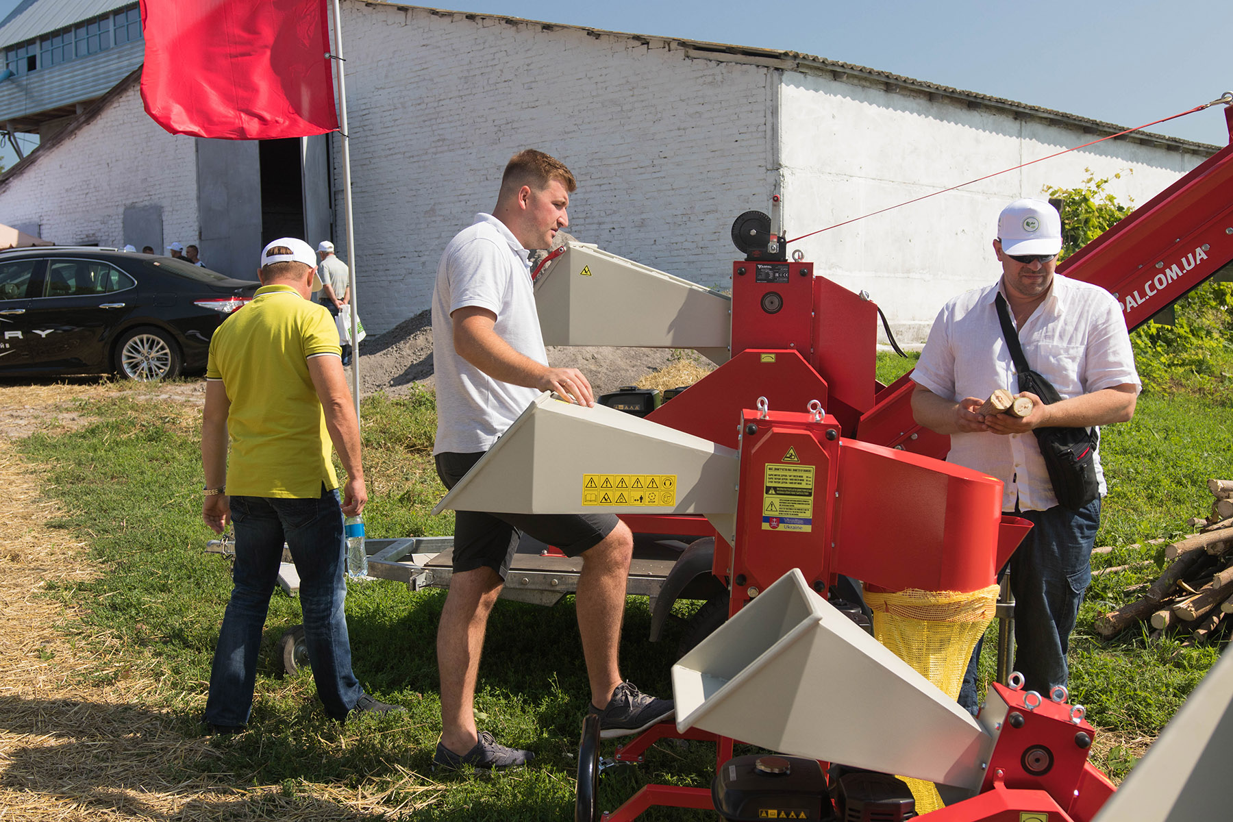 Подрібнювач гілок 1 Подрібнювач гілок, дробілка, дробарка для гілок