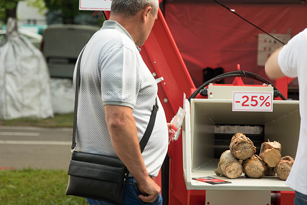 Подрібнені гілки у вхідному бункері дробілки
